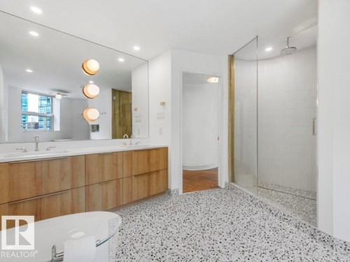 #601 11826 100 Av Nw, Edmonton, AB - Indoor Photo Showing Bathroom