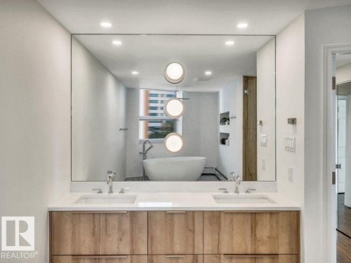 #601 11826 100 Av Nw, Edmonton, AB - Indoor Photo Showing Bathroom