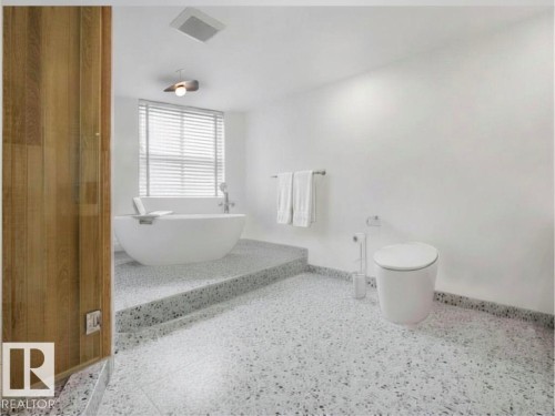 #601 11826 100 Av Nw, Edmonton, AB - Indoor Photo Showing Bathroom