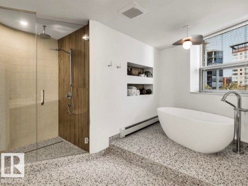 #601 11826 100 Av Nw, Edmonton, AB - Indoor Photo Showing Bathroom