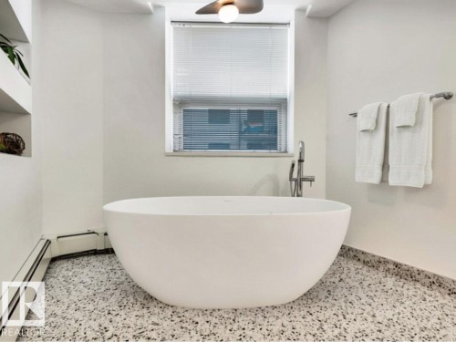 #601 11826 100 Av Nw, Edmonton, AB - Indoor Photo Showing Bathroom