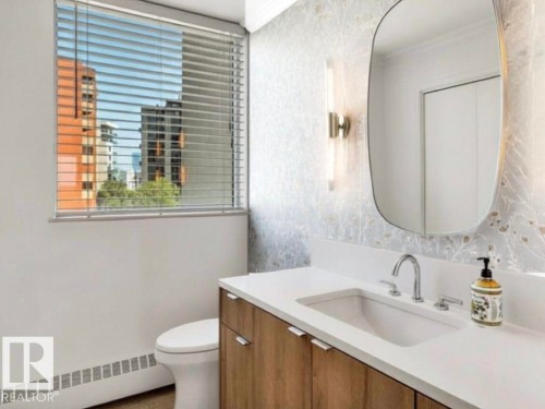 #601 11826 100 Av Nw, Edmonton, AB - Indoor Photo Showing Bathroom