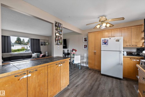 14220 58 Street Nw, Edmonton, AB - Indoor Photo Showing Kitchen