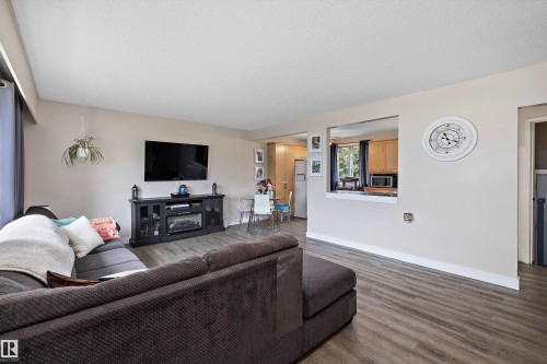 14220 58 Street Nw, Edmonton, AB - Indoor Photo Showing Living Room