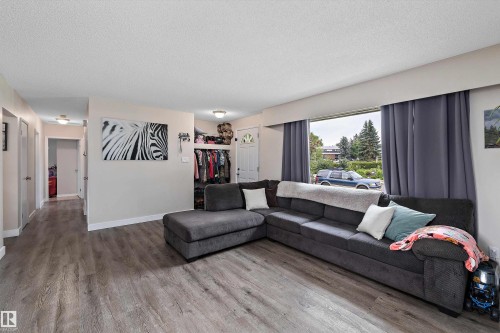 14220 58 Street Nw, Edmonton, AB - Indoor Photo Showing Living Room