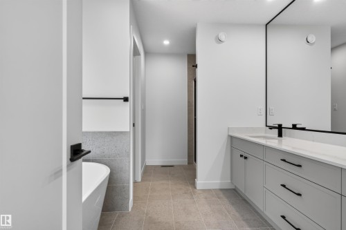 273 Paterson Link Sw, Edmonton, AB - Indoor Photo Showing Bathroom