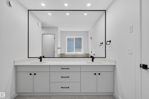 273 Paterson Link Sw, Edmonton, AB - Indoor Photo Showing Bathroom