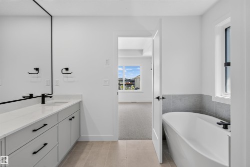 273 Paterson Link Sw, Edmonton, AB - Indoor Photo Showing Bathroom