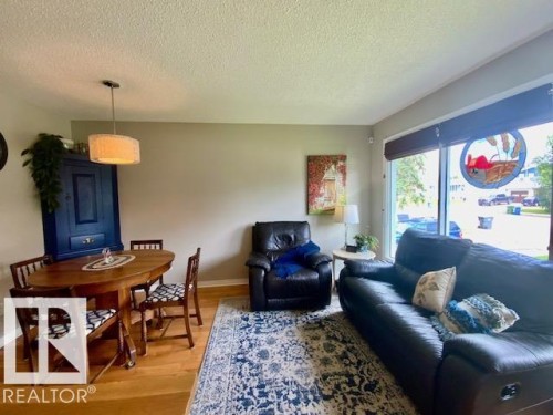 112 Centennial Drive, Wetaskiwin, AB - Indoor Photo Showing Living Room
