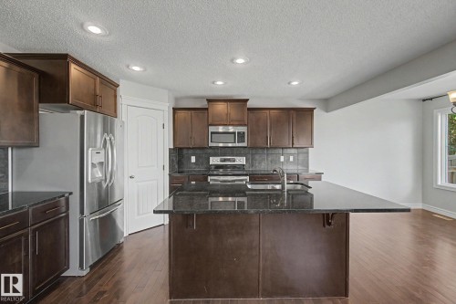 15868 10 Avenue Sw, Edmonton, AB - Indoor Photo Showing Kitchen