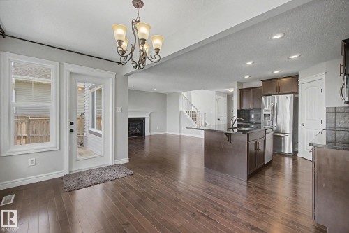 15868 10 Avenue Sw, Edmonton, AB - Indoor Photo Showing Kitchen