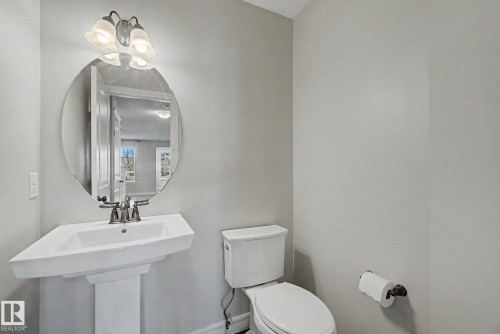15868 10 Avenue Sw, Edmonton, AB - Indoor Photo Showing Bathroom