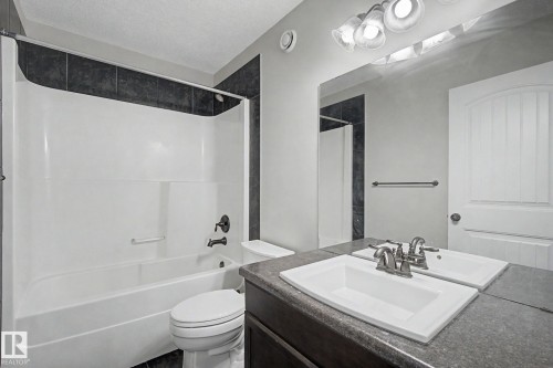 15868 10 Avenue Sw, Edmonton, AB - Indoor Photo Showing Bathroom