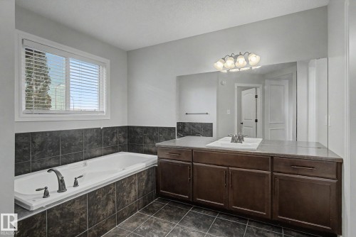 15868 10 Avenue Sw, Edmonton, AB - Indoor Photo Showing Bathroom