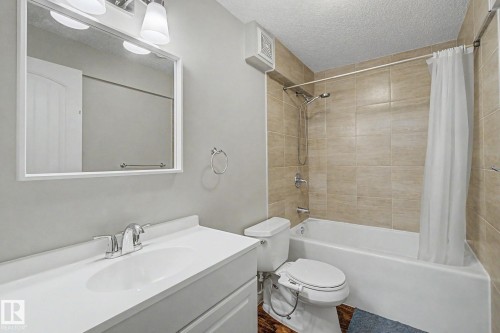 15868 10 Avenue Sw, Edmonton, AB - Indoor Photo Showing Bathroom