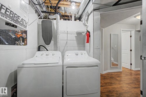 15868 10 Avenue Sw, Edmonton, AB - Indoor Photo Showing Laundry Room