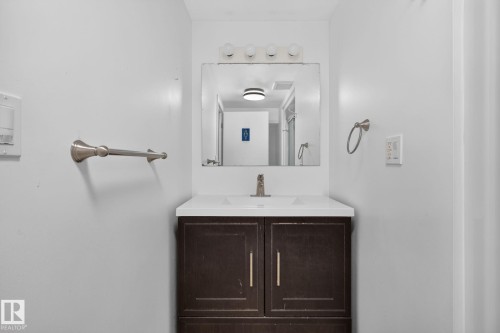 10508 67 Avenue Nw, Edmonton, AB - Indoor Photo Showing Bathroom