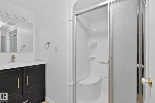 10508 67 Avenue Nw, Edmonton, AB - Indoor Photo Showing Bathroom