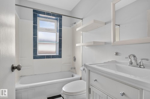 10508 67 Avenue Nw, Edmonton, AB - Indoor Photo Showing Bathroom
