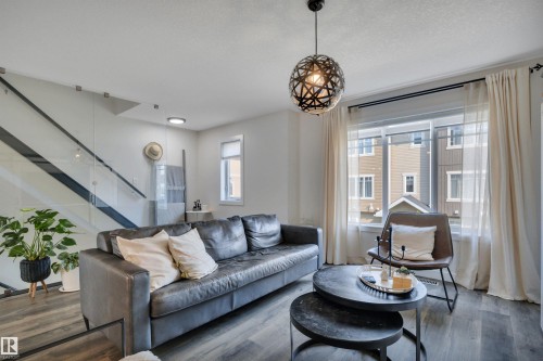 #58 9535 217 St Nw, Edmonton, AB - Indoor Photo Showing Living Room