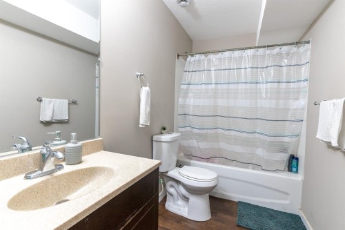 1312 26 Avenue Nw, Edmonton, AB - Indoor Photo Showing Bathroom
