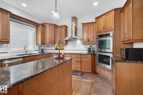 2489 Martell Crescent Nw, Edmonton, AB - Indoor Photo Showing Kitchen