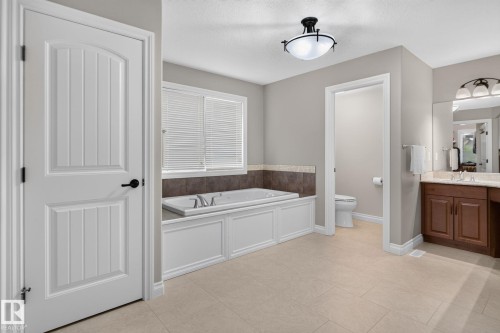 2489 Martell Crescent Nw, Edmonton, AB - Indoor Photo Showing Bathroom