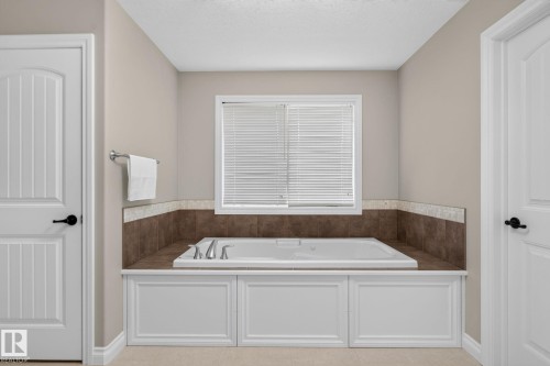 2489 Martell Crescent Nw, Edmonton, AB - Indoor Photo Showing Bathroom