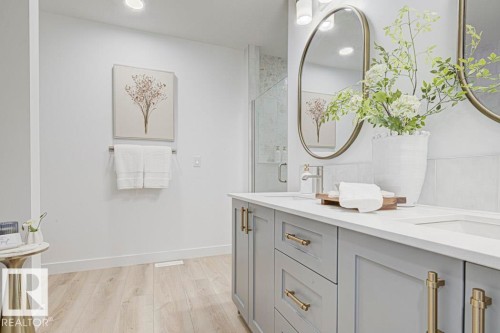 4570 Chegwin Wynd Sw, Edmonton, AB - Indoor Photo Showing Bathroom