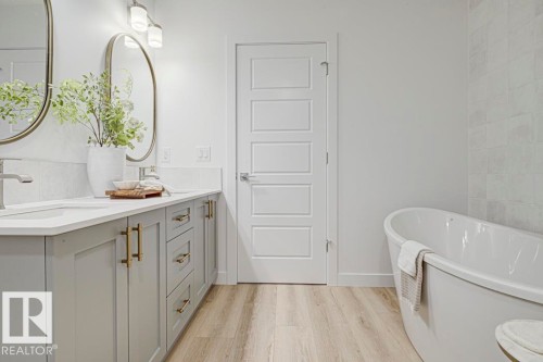 4570 Chegwin Wynd Sw, Edmonton, AB - Indoor Photo Showing Bathroom