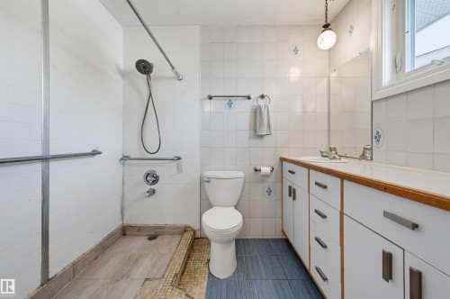 14012 120 Street Nw, Edmonton, AB - Indoor Photo Showing Bathroom
