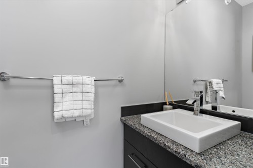 15927 13 Avenue Sw, Edmonton, AB - Indoor Photo Showing Bathroom
