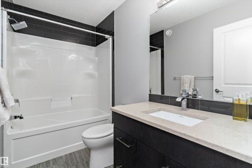 15927 13 Avenue Sw, Edmonton, AB - Indoor Photo Showing Bathroom