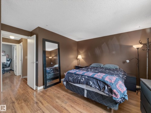 3503 42A Avenue Nw, Edmonton, AB - Indoor Photo Showing Bedroom