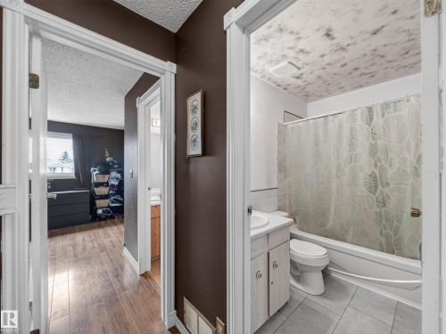 3503 42A Avenue Nw, Edmonton, AB - Indoor Photo Showing Bathroom