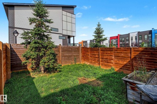 Private backyard oasis featuring mature landscaping, lush lawn, and cedar wood-finish privacy fencing - 1783 Keene Crescent Sw, Edmonton, AB - Outdoor