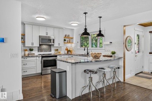 162 Mission Avenue, St. Albert, AB - Indoor Photo Showing Kitchen With Upgraded Kitchen