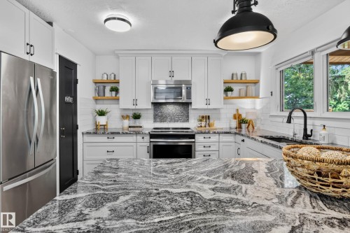 162 Mission Avenue, St. Albert, AB - Indoor Photo Showing Kitchen With Upgraded Kitchen
