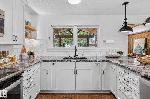 162 Mission Avenue, St. Albert, AB - Indoor Photo Showing Kitchen With Upgraded Kitchen