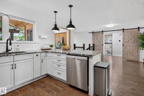 162 Mission Avenue, St. Albert, AB - Indoor Photo Showing Kitchen With Upgraded Kitchen