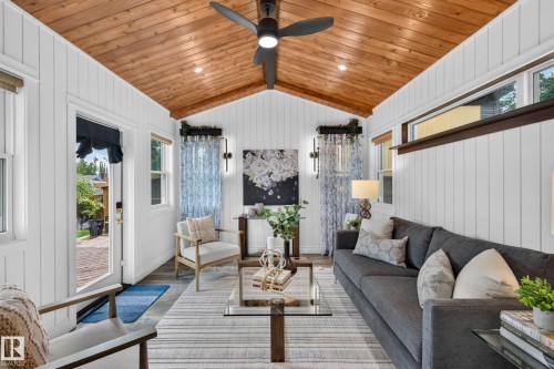 162 Mission Avenue, St. Albert, AB -  Photo Showing Living Room
