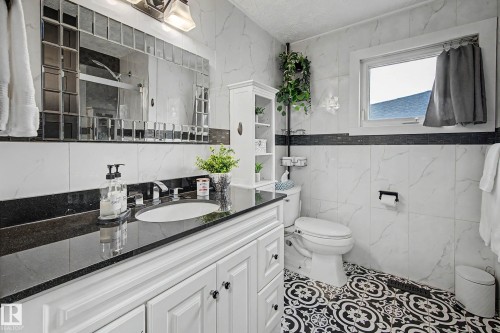 162 Mission Avenue, St. Albert, AB - Indoor Photo Showing Bathroom