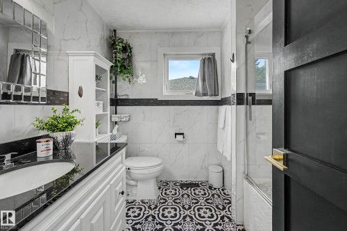 162 Mission Avenue, St. Albert, AB - Indoor Photo Showing Bathroom
