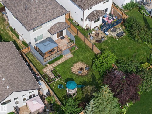 Elevated wood-finish deck featuring a privacy screen and glass railing - 21 Nash Close, St. Albert, AB - Outdoor