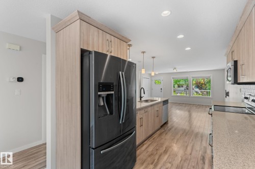 11840 122 Street Nw, Edmonton, AB - Indoor Photo Showing Kitchen With Stainless Steel Kitchen