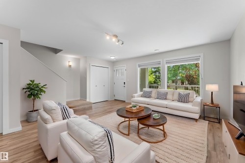 11840 122 Street Nw, Edmonton, AB - Indoor Photo Showing Living Room