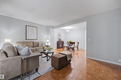 5420 146 Avenue Nw, Edmonton, AB - Indoor Photo Showing Living Room