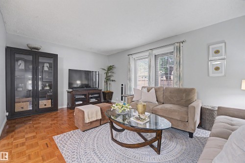 5420 146 Avenue Nw, Edmonton, AB - Indoor Photo Showing Living Room