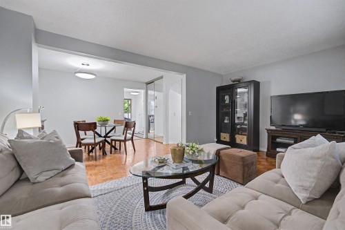 5420 146 Avenue Nw, Edmonton, AB - Indoor Photo Showing Living Room