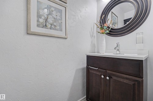 5420 146 Avenue Nw, Edmonton, AB - Indoor Photo Showing Bathroom